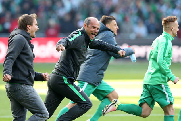 Bremen, Deutschland 14. Mai 2016: 1. BL - 15 16 - SV Werder Bremen vs. Eintracht Frankfurt Trainer Viktor Skripnik (SV Werder Bremen) jubelt nach dem Schlusspfiff. Schlussjubel Schlußjubel Emotion Freude quer, querformat 1. BL - 15 16 - SV Werder Bremen vs. Eintracht Frankfurt