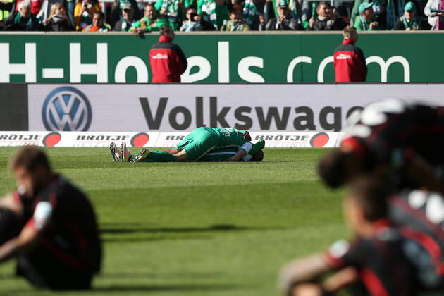 Bremen, Deutschland 14. Mai 2016: 1. BL - 15 16 - SV Werder Bremen vs. Eintracht Frankfurt Bremer Schlussjubel Schlußjubel Emotion Freude im Hintergrund, unzufrieden enttäuscht enttaeuscht niedergeschlagen frustriert, Frankfurter Spieler im Vordergrund. quer, querformat 1. BL - 15 16 - SV Werder Bremen vs. Eintracht Frankfurt