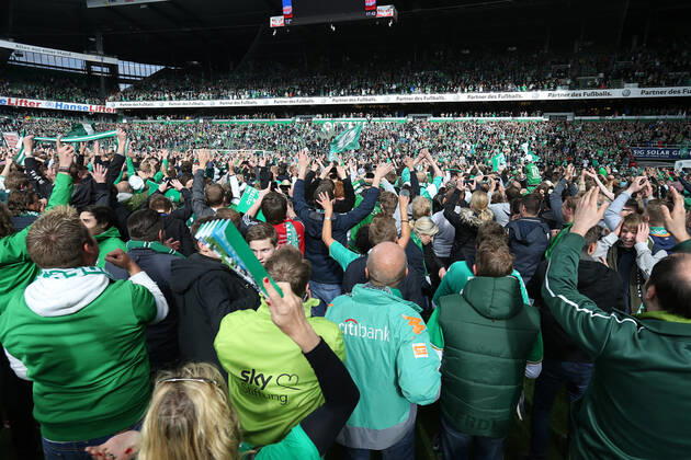 Bremen, Deutschland 14. Mai 2016: 1. BL - 15 16 - SV Werder Bremen vs. Eintracht Frankfurt Nach dem vermiedenen Abstieg stuermen die Fans den Rasen und feiern. Feature Symbol Symbolfoto charakteristisch Detail quer, querformat 1. BL - 15 16 - SV Werder Bremen vs. Eintracht Frankfurt