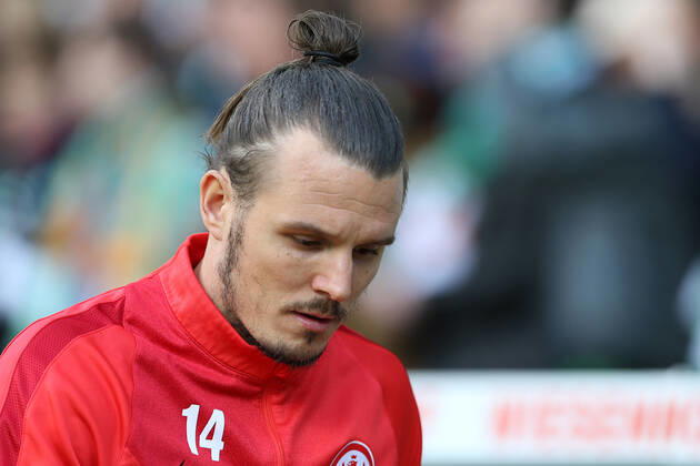 Bremen, Deutschland 14. Mai 2016: 1. BL - 15 16 - SV Werder Bremen vs. Eintracht Frankfurt Alexander Meier (Eintracht Frankfurt, 14) ist sichtlich nachdenklich grübelnd gruebelnd vor der Partie. Aktion . Einzelbild . quer, querformat 1. BL - 15 16 - SV Werder Bremen vs. Eintracht Frankfurt