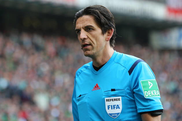 Bremen, Deutschland 14. Mai 2016: 1. BL - 15 16 - SV Werder Bremen vs. Eintracht Frankfurt Schiedsrichter Deniz Aytekin Aktion . Einzelbild . quer, querformat 1. BL - 15 16 - SV Werder Bremen vs. Eintracht Frankfurt