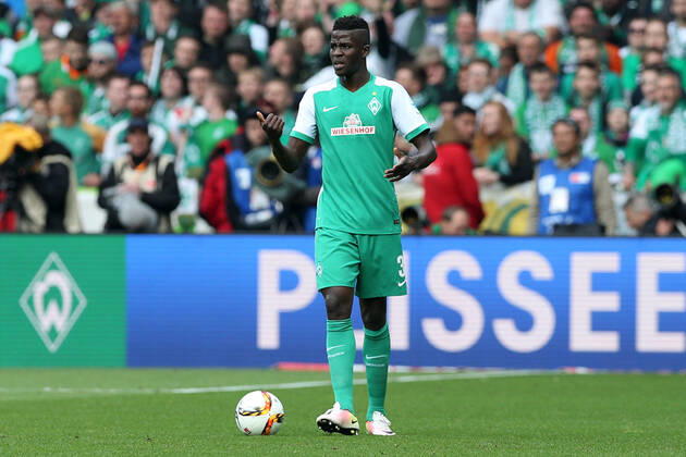 Bremen, Deutschland 14. Mai 2016: 1. BL - 15 16 - SV Werder Bremen vs. Eintracht Frankfurt Papy Djilobodji (SV Werder Bremen, 3) Aktion . Einzelbild . Freisteller . mit Ball. quer, querformat 1. BL - 15 16 - SV Werder Bremen vs. Eintracht Frankfurt
