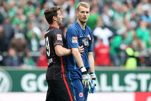 Bremen, Deutschland 14. Mai 2016: 1. BL - 15 16 - SV Werder Bremen vs. Eintracht Frankfurt v.li. David Abraham (Eintracht Frankfurt, 19) troestet Torhueter Lukas Hradecky (Eintracht Frankfurt, 1). quer, querformat 1. BL - 15 16 - SV Werder Bremen vs. Eintracht Frankfurt