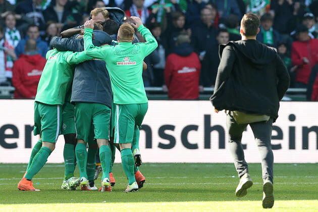 Bremen, Deutschland 14. Mai 2016: 1. BL - 15 16 - SV Werder Bremen vs. Eintracht Frankfurt Bremer Schlussjubel Schlußjubel Emotion Freude . Torhueter Lukas Hradecky (Eintracht Frankfurt, 1) ist sichtlich unzufrieden enttäuscht enttaeuscht niedergeschlagen frustriert, quer, querformat 1. BL - 15 16 - SV Werder Bremen vs. Eintracht Frankfurt