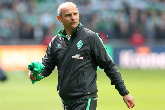 Bremen, Deutschland 14. Mai 2016: 1. BL - 15 16 - SV Werder Bremen vs. Eintracht Frankfurt Trainer Viktor Skripnik (SV Werder Bremen) ist sichtlich erleichtert nach dem Schlusspfiff. Aktion . Einzelbild . quer, querformat 1. BL - 15 16 - SV Werder Bremen vs. Eintracht Frankfurt