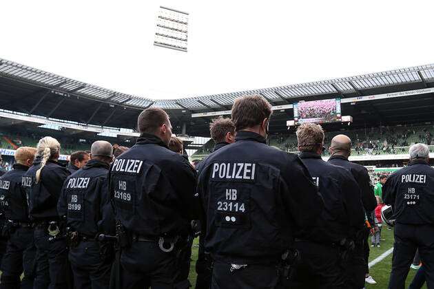 Bremen, Deutschland 14. Mai 2016: 1. BL - 15 16 - SV Werder Bremen vs. Eintracht Frankfurt Der Rasen des Weserstadions wird nicht nur von Ordnern, sondern auch von einer Hundertschaft der Polizei gesichert. Feature Symbol Symbolfoto charakteristisch Detail quer, querformat 1. BL - 15 16 - SV Werder Bremen vs. Eintracht Frankfurt