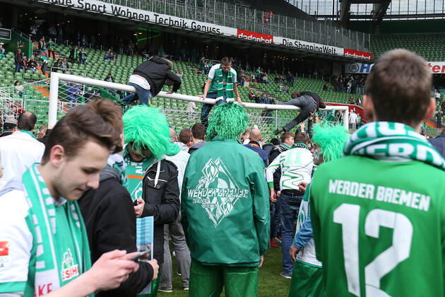 Bremen, Deutschland 14. Mai 2016: 1. BL - 15 16 - SV Werder Bremen vs. Eintracht Frankfurt Bremer Fans feiern nach dem Schlusspfiff, auch auf der Torstange. Feature Symbol Symbolfoto charakteristisch Detail quer, querformat 1. BL - 15 16 - SV Werder Bremen vs. Eintracht Frankfurt