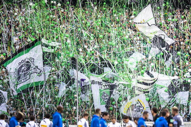 Moenchengladbach, Deutschland 15. September 2018: 1.BL - 18 19 - Bor. Moenchengladbach vs. FC Schalke 04 Die Fankurve von Borussia Mönchengladbach Moenchengladbach Fankurve Fans Fanblock DFL regulations prohibit any use of photographs as image sequences and or quasi-video. 1.BL - 18 19 - Bor. Moenchengladbach vs. FC Schalke 04