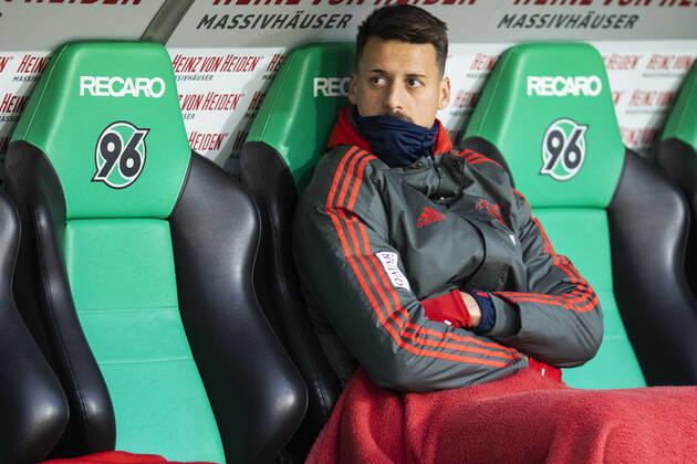 Hannover, Deutschland 15. Dezember 2018: 1.BL - 18 19 - Hannover 96 vs. FC Bayern Muenchen Sandro Wagner (FC Bayern München Muenchen) auf der Bank in Hannover. Feature Symbol Symbolfoto charakteristisch Detail Portrait Gesicht DFL regulations prohibit any use of photographs as image sequences and or quasi-video. 1.BL - 18 19 - Hannover 96 vs. FC Bayern Muenchen