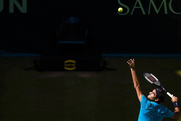 Halle, Deutschland 16.- 24. Juni 2018: Gerry Weber Open - 2018 Roger Federer (SUI) vs Benoit Paire (FRA) Roger Federer (Schweiz) Aktion . Einzelbild . mit Ball Mimik starker Gesichtsausdruck Emotion. Gerry Weber Open - 2018