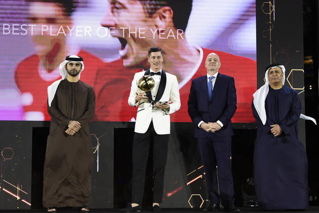 Foto Fabio Ferrari - LaPresse 27 Dicembre 2020 Dubai ( Emirati Arabi ) Dubai Globe Soccer Award 2020 - Dodicesima Edizione. Nella foto: Best player of the Year, Robert Lewandowski. Giovanni Infanino, H.H. Sheikh Hamdan Bin Mohammed Bin Rashid ALMaktoum. photo Fabio Ferrari - LaPresse December 27, 20720 Dubai (Unated Arab Emirate) Sport Dubai Globe Soccer Award 2020 - 12th Edition. In the pic: Best player of the Year, Robert Lewandowski. Giovanni Infanino, H.H. Sheikh Hamdan Bin Mohammed Bin Rashid ALMaktoum.  Copyright: xFabioxFerrari LaPressex