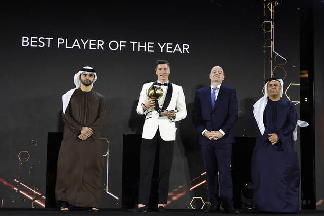 Foto Fabio Ferrari - LaPresse 27 Dicembre 2020 Dubai ( Emirati Arabi ) Dubai Globe Soccer Award 2020 - Dodicesima Edizione. Nella foto: Best player of the Year, Robert Lewandowski. Giovanni Infanino, H.H. Sheikh Hamdan Bin Mohammed Bin Rashid ALMaktoum. photo Fabio Ferrari - LaPresse December 27, 20720 Dubai (Unated Arab Emirate) Sport Dubai Globe Soccer Award 2020 - 12th Edition. In the pic: Best player of the Year, Robert Lewandowski. Giovanni Infanino, H.H. Sheikh Hamdan Bin Mohammed Bin Rashid ALMaktoum.  Copyright: xFabioxFerrari LaPressex