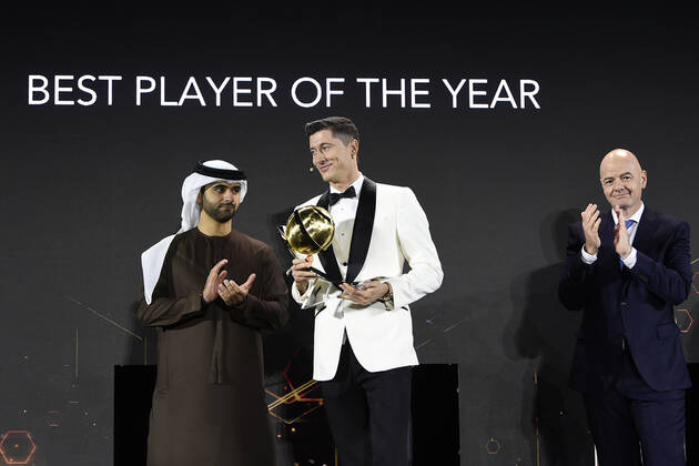 Foto Fabio Ferrari - LaPresse 27 Dicembre 2020 Dubai ( Emirati Arabi ) Dubai Globe Soccer Award 2020 - Dodicesima Edizione. Nella foto: Best player of the Year, Robert Lewandowski. Giovanni Infanino, H.H. Sheikh Hamdan Bin Mohammed Bin Rashid ALMaktoum. photo Fabio Ferrari - LaPresse December 27, 20720 Dubai (Unated Arab Emirate) Sport Dubai Globe Soccer Award 2020 - 12th Edition. In the pic: Best player of the Year, Robert Lewandowski. Giovanni Infanino, H.H. Sheikh Hamdan Bin Mohammed Bin Rashid ALMaktoum.  Copyright: xFabioxFerrari LaPressex