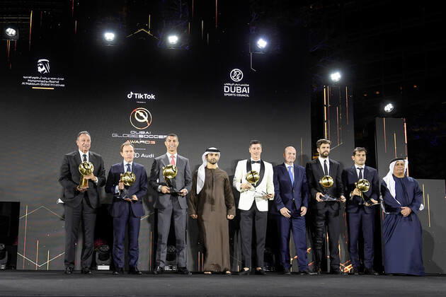 Foto Fabio Ferrari - LaPresse 27 Dicembre 2020 Dubai ( Emirati Arabi ) Dubai Globe Soccer Award 2020 - Dodicesima Edizione. Nella foto: Sheikh Hamdan Bin Mohammed Bin Rashid ALMaktoum, Robert Lewandowski, Iker Casillas, Pique,Cristiano Ronaldo photo Fabio Ferrari - LaPresse December 27, 20720 Dubai (Unated Arab Emirate) Sport Dubai Globe Soccer Award 2020 - 12th Edition. In the pic: Sheikh Hamdan Bin Mohammed Bin Rashid ALMaktoum, Robert Lewandowski, Iker Casillas, Pique,Cristiano Ronaldo  Copyright: xFabioxFerrari LaPressex