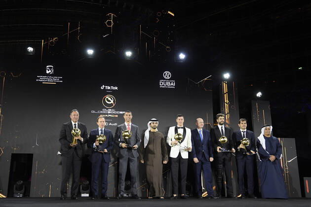 Foto Fabio Ferrari - LaPresse 27 Dicembre 2020 Dubai ( Emirati Arabi ) Dubai Globe Soccer Award 2020 - Dodicesima Edizione. Nella foto: Sheikh Hamdan Bin Mohammed Bin Rashid ALMaktoum, Robert Lewandowski, Iker Casillas, Pique,Cristiano Ronaldo photo Fabio Ferrari - LaPresse December 27, 20720 Dubai (Unated Arab Emirate) Sport Dubai Globe Soccer Award 2020 - 12th Edition. In the pic: Sheikh Hamdan Bin Mohammed Bin Rashid ALMaktoum, Robert Lewandowski, Iker Casillas, Pique,Cristiano Ronaldo  Copyright: xFabioxFerrari LaPressex