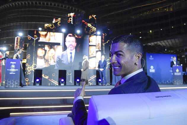 Sport Themen der Woche KW52 Sport Bilder des Tages Foto Fabio Ferrari - LaPresse 27 Dicembre 2020 Dubai ( Emirati Arabi ) Dubai Globe Soccer Award 2020 - Dodicesima Edizione. Nella foto: Best Agent of the century, Jorge Mendes, takes the award Cristiano Ronaldo photo Fabio Ferrari - LaPresse December 27, 20720 Dubai (Unated Arab Emirate) Sport Dubai Globe Soccer Award 2020 - 12th Edition. In the pic: Best Agent of the century,Jorge Mendes, takes the award Cristiano Ronaldo  Copyright: xFabioxFerrari LaPressex