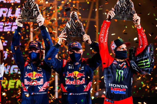 Sport Bilder des Tages 302 Peterhansel Stephane (fra), Boulanger Edouard (fra), Mini, X-Raid Mini JCQ Team, Auto, Benavides Kevin (arg), Honda, Monster Energy Honda Team 2021, Motul, Moto, Bike, portrait during the finishing podium ceremony at the King Abdullah International Stadium in Jeddah, in Saudi Arabia on January 15, 2021 AUTOMOBILE : DAKAR 2021 - Arabie saoudite - Podiums - 15 01 2021 DPPI Panoramic