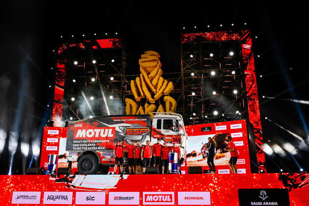 549 Besnard Sylvain (fra), Laliche Sylvain (fra), Besnard Tom (fra), Man, Team SSP, Motul, Camion, Truck, portrait during the finishing podium ceremony at the King Abdullah International Stadium in Jeddah, in Saudi Arabia on January 15, 2021 AUTOMOBILE : DAKAR 2021 - Arabie saoudite - Podiums - 15 01 2021 DPPI Panoramic