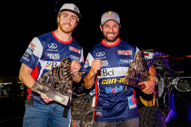 401 Lopez Contardo Francisco (chl), Latrach Vinagre Juan Pablo (chl), Can-Am, South Racing Can-Am, Motul, SSV Series - T4 during the finishing podium ceremony at the King Abdullah International Stadium in Jeddah, in Saudi Arabia on January 15, 2021 AUTOMOBILE : DAKAR 2021 - Arabie saoudite - Podiums - 15 01 2021 DPPI Panoramic 