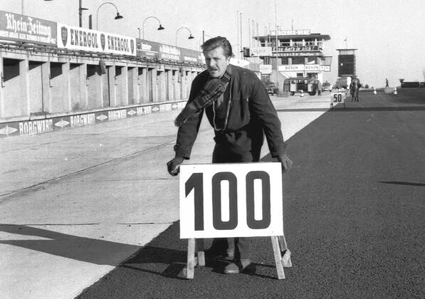 Wolfgang Graf Berghe von Trips (unser Bild von 1957) verunglueckte am 10.09.1961 in Monza toedlich. U.B.z. Graf Berghe von Trips bei einem Fahrerlehrgang auf dem Nuerburgring 30.11.1957.