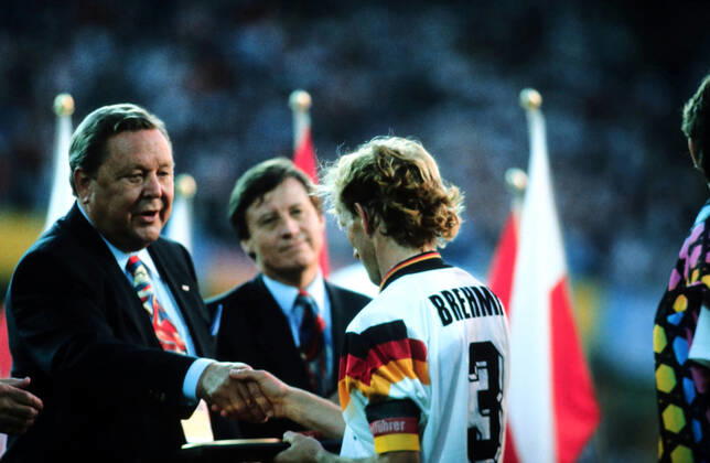 26.06.92 Dänemark - Deutschland Schweden, Göteborg, 26.06.1992, Fussball, UEFA EM Europameisterschaft 1992 in Schweden, Finale, Dänemark DFB Deutschland (2:0): v.l. Lennart Johansson (Präsident UEFA), Andreas Brehme (Deutschland).