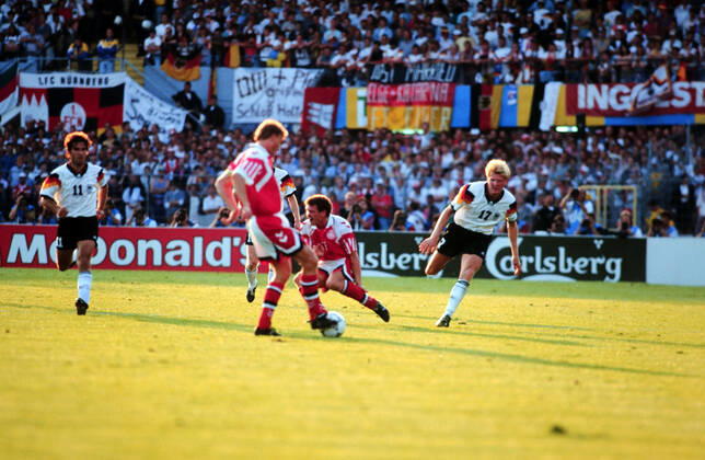 26.06.92 Dänemark - Deutschland Schweden, Göteborg, 26.06.1992, Fussball, UEFA EM Europameisterschaft 1992 in Schweden, Finale, Dänemark DFB Deutschland (2:0): v.l. Faxe Jensen (Dänemark), Stefan Effenberg (Deutschland).