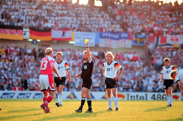 26.06.92 Dänemark - Deutschland Schweden, Göteborg, 26.06.1992, Fussball, UEFA EM Europameisterschaft 1992 in Schweden, Finale, Dänemark DFB Deutschland (2:0): v.l. Henrik Larsen (Dänemark), Guido Buchwald (Deutschland), Bruno Galler (Schiedsrichter), Jürgen Klinsmann (Deutschland).