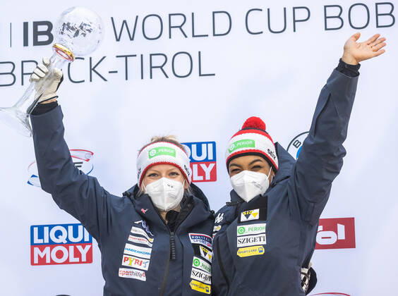 31.01.2021, Olympia Eiskanal, Innsbruck, AUT, BMW IBSF Weltcup Bob, Igls, Damen Zweierbob, Siegerehrung, im Bild Katrin Beierl und J.J.O.D. Onasanya (AUT) mit der Kristallkugel für den Sieg im Damen Zweier Bob Weltcup Katrin Beierl and J.J.O.D. Onasanya of Austria with the crystal ball for the victory in the two-women bobsleigh World Cup during the winner ceremony for the women doubles Bobsleigh competition of BMW IBSF World Cup at the Olympia Eiskanal in Innsbruck, Austria on 2021 01 31.