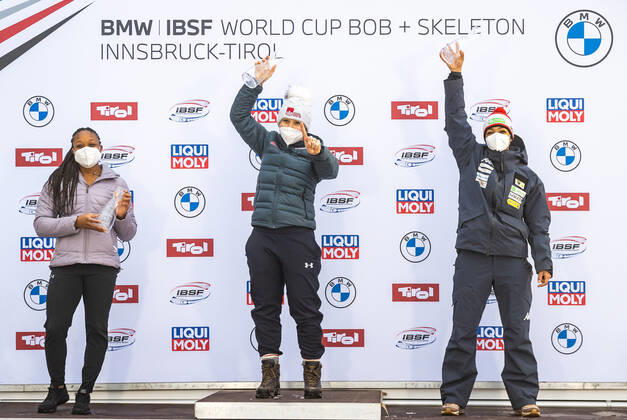 31.01.2021, Olympia Eiskanal, Innsbruck, AUT, BMW IBSF Weltcup Bob, Igls, Damen Zweierbob, Siegerehrung, im Bild v.l. Elana Meyers Taylor (USA, 2. Platz), Kaillie Humphries (USA, 1 Platz), J.J.O.D. Onasanya (AUT, 3. Platz) left to right: second placed Elana Meyers Taylor of the USA winner Kaillie Humphries of the USA third placed J.J.O.D. Onasanya of Austria during the winner ceremony for the women doubles Bobsleigh competition of BMW IBSF World Cup at the Olympia Eiskanal in Innsbruck, Austria on 2021 01 31.