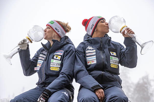 AUT, BMW IBSF Weltcup Bob, Igls 31.01.2021, Olympia Eiskanal, Innsbruck, AUT, BMW IBSF Weltcup Bob, Igls, Damen Zweierbob, Siegerehrung, im Bild Katrin Beierl und J.J.O.D. Onasanya (AUT) mit der Kristallkugel für den Sieg im Damen Zweier Bob Weltcup Katrin Beierl and J.J.O.D. Onasanya of Austria with the crystal ball for the victory in the two-women bobsleigh World Cup during the winner ceremony for the women doubles Bobsleigh competition of BMW IBSF World Cup at the Olympia Eiskanal in Innsbruck, Austria on 2021 01 31. Innsbruck Tirol Österreich