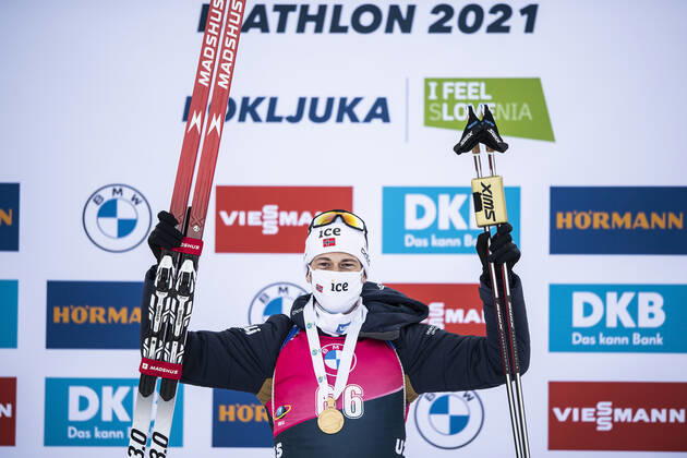 210217 Sturla Holm Laegreid of Norway celebrates with his gold medal after winning Men s 15 km Individual Competition during the IBU Biathlon World Championships on February 17, 2021 in Pokljuka. Photo: Joel Marklund BILDBYRAN kod JM JM0077 bbeng skidskytte biathlon skiskyting skidskytte-vm vm ibu world championships biathlon world championships individual distanslopp distans jubel norge guld Copyright: JOELxMARKLUND BB210217JM101