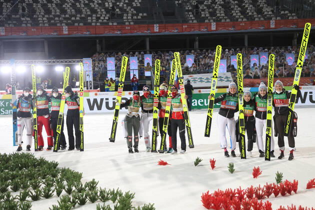 NORDIC SKIING - FIS Nordic World Ski Championships Oberstdorf 2021 OBERSTDORF,GERMANY,26.FEB.21 - NORDIC SKIING, Ski jumping, Skispringen, Ski, nordisch - FIS Nordic World Ski Championships, normal hill, team event, ladies, flower ceremony. Image shows the rejoicing of Team NOR, Team AUT and Team SLO. +013021000191 1+