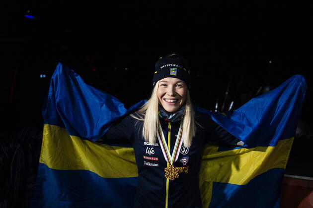 210227 Gold medalist Jonna Sundling of Sweden poses for a portrait at the Medal ceremony for the women s cross-country skiing sprint of the FIS Nordic Ski World Championships on February 27, 2021 in Oberstdorf. Photo: Johanna Lundberg BILDBYRAN kod JL JL0084 skidor cross-country skiing langrenn fis nordic world ski championships vm ski-vm skid-vm medaljceremoni medal ceremony 3 bbeng jubel sverige guld medalj guldmedalj Copyright: JOHANNAxLUNDBERG BB210227JL155