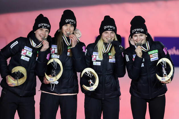 NORDIC SKIING - FIS Nordic World Ski Championships Oberstdorf 2021 OBERSTDORF,GERMANY,27.FEB.21 - NORDIC SKIING, Ski jumping, Skispringen, Ski, nordisch - FIS Nordic World Ski Championships, normal hill, ladies, team event, award ceremony. Image shows Ema Klinec, Ursa Bogataj, Spela Rogelj and Nika Kriznar (SLO). Keywords: medal. GEPAxpictures xChristianxWalgram