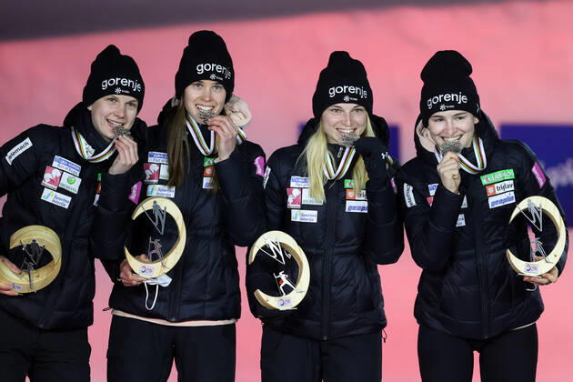 NORDIC SKIING - FIS Nordic World Ski Championships Oberstdorf 2021 OBERSTDORF,GERMANY,27.FEB.21 - NORDIC SKIING, Ski jumping, Skispringen, Ski, nordisch - FIS Nordic World Ski Championships, normal hill, ladies, team event, award ceremony. Image shows Ema Klinec, Ursa Bogataj, Spela Rogelj and Nika Kriznar (SLO). Keywords: medal. GEPAxpictures xChristianxWalgram