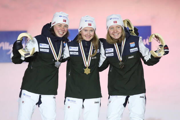 NORDIC SKIING - FIS Nordic World Ski Championships Oberstdorf 2021 OBERSTDORF,GERMANY,27.FEB.21 - NORDIC SKIING, NORDIC COMBINED - FIS Nordic World Ski Championships, ladies, award ceremony. Image shows Mari Leinan Lund, Gyda Westvold Hansen and Marte Leinan Lund (NOR). Keywords: medal. GEPAxpictures xChristianxWalgram