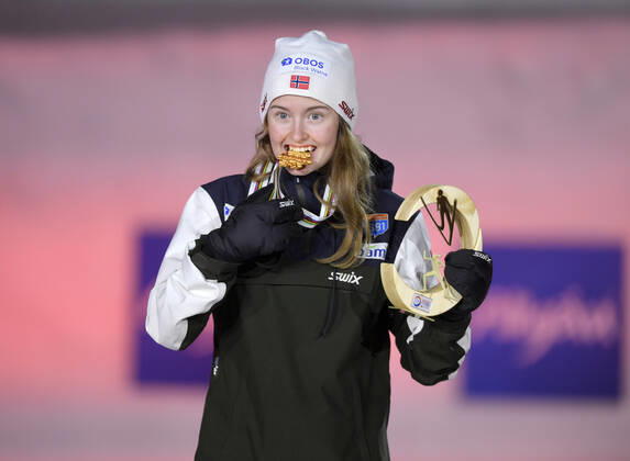 27.02.2021, Nordische SKI WM Oberstdorf 2021, Oberstdorf im Allgäu, Siegerehrung, Medaillienzeremonie, Nordische Kombination Damen, Siegerehrung, Gyda Westvold Hansen (NOR) Godmedaille