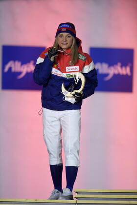 27.02.2021, Nordische SKI WM Oberstdorf 2021, Oberstdorf im Allgäu, Siegerehrung, Medaillienzeremonie, Langlauf Sprint Damen, Siegerehrung, Silbermedaille für Maiken Caspersen Falla (Norwegen),