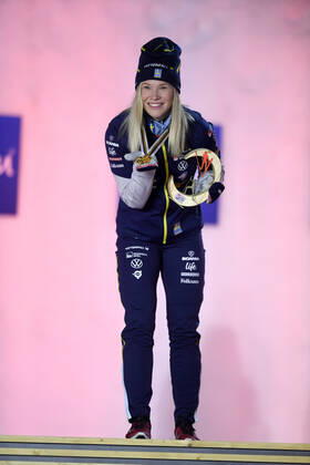 27.02.2021, Nordische SKI WM Oberstdorf 2021, Oberstdorf im Allgäu, Siegerehrung, Medaillienzeremonie, Langlauf Sprint Damen, Siegerehrung, gold Medaille an Jonna Sundling (Schweden),