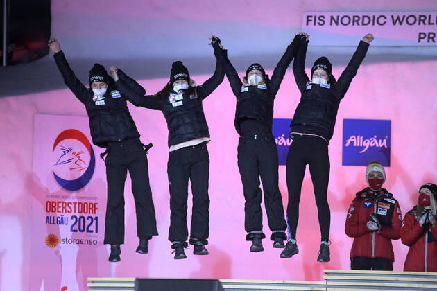 27.02.2021, Nordische SKI WM Oberstdorf 2021, Oberstdorf im Allgäu, Siegerehrung, Medaillienzeremonie, Skispringen Damen, Normalschanze, Siegerehrung, Ema Klinec, Ursa Bogataj, Spela Rogelj und Nika Kriznar (SLOWENIEN) beim Jubelsprung aufs Podest