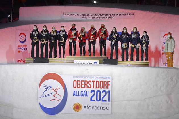 27.02.2021, Nordische SKI WM Oberstdorf 2021, Oberstdorf im Allgäu, Siegerehrung, Medaillienzeremonie, Skispringen Damen, Normalschanze, Siegerehrung, Slowenien, Österreich und Norwegen.