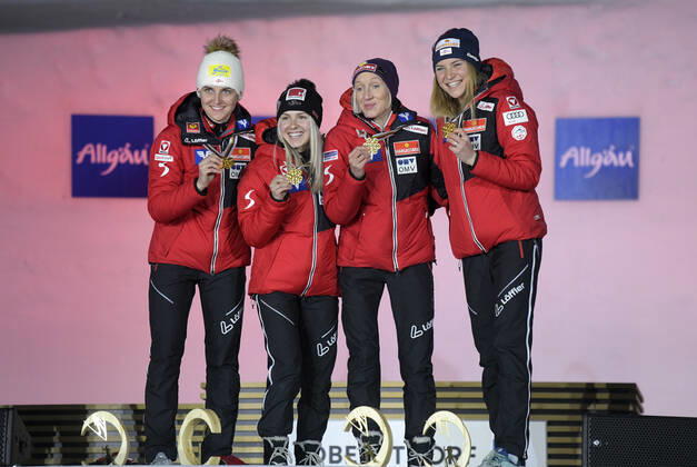 27.02.2021, Nordische SKI WM Oberstdorf 2021, Oberstdorf im Allgäu, Siegerehrung, Medaillienzeremonie, Skispringen Damen, Normalschanze, Siegerehrung, Sophie Sorschag, Chiara Hoelzl, Daniela Iraschko-Stolz, Marita Kramer (AUT).