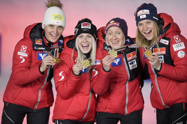 27.02.2021, Nordische SKI WM Oberstdorf 2021, Oberstdorf im Allgäu, Siegerehrung, Medaillienzeremonie, Skispringen Damen, Normalschanze, Siegerehrung, Sophie Sorschag, Chiara Hoelzl, Daniela Iraschko-Stolz, Marita Kramer (AUT).