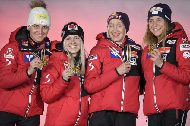 27.02.2021, Nordische SKI WM Oberstdorf 2021, Oberstdorf im Allgäu, Siegerehrung, Medaillienzeremonie, Skispringen Damen, Normalschanze, Siegerehrung, Sophie Sorschag, Chiara Hoelzl, Daniela Iraschko-Stolz, Marita Kramer (AUT).