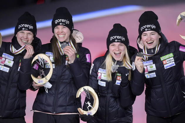 27.02.2021, Nordische SKI WM Oberstdorf 2021, Oberstdorf im Allgäu, Siegerehrung, Medaillienzeremonie, Skispringen Damen, Normalschanze, Siegerehrung, Ema Klinec, Ursa Bogataj, Spela Rogelj und Nika Kriznar (SLOWENIEN)