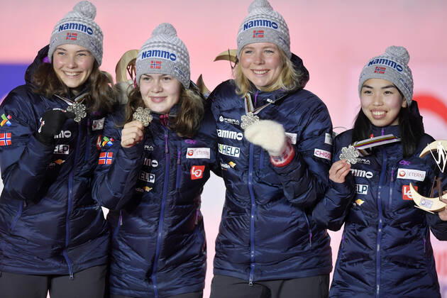 27.02.2021, Nordische SKI WM Oberstdorf 2021, Oberstdorf im Allgäu, Siegerehrung, Medaillienzeremonie, Skispringen Damen, Normalschanze, Siegerehrung, Silje Opseth, Anna Odine Stroem, Maren Lundby, Thea Minyan Bjoerseth (NOR).
