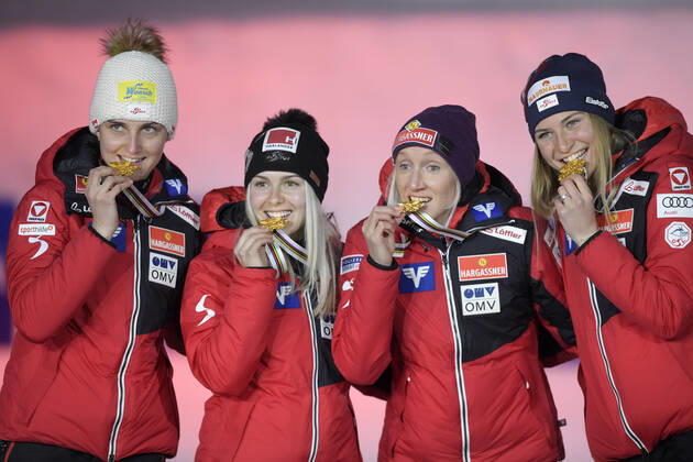 27.02.2021, Nordische SKI WM Oberstdorf 2021, Oberstdorf im Allgäu, Siegerehrung, Medaillienzeremonie, Skispringen Damen, Normalschanze, Siegerehrung, Sophie Sorschag, Chiara Hoelzl, Daniela Iraschko-Stolz, Marita Kramer (AUT).
