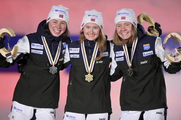 27.02.2021, Nordische SKI WM Oberstdorf 2021, Oberstdorf im Allgäu, Siegerehrung, Medaillienzeremonie, Nordische Kombination Damen, Siegerehrung, Mari Leinan Lund, Gyda Westvold Hansen, Marte Leinan Lund (NOR).