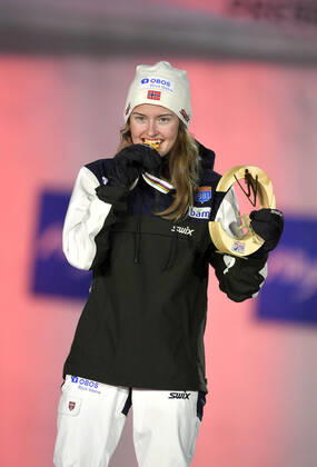 27.02.2021, Nordische SKI WM Oberstdorf 2021, Oberstdorf im Allgäu, Siegerehrung, Medaillienzeremonie, Nordische Kombination Damen, Siegerehrung, Gyda Westvold Hansen (NOR) Godmedaille