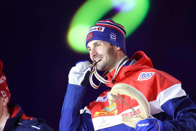 NORDIC SKIING - FIS Nordic World Ski Championships Oberstdorf 2021 OBERSTDORF,GERMANY,28.FEB.21 - NORDIC SKIING, CROSS COUNTRY SKIING - FIS Nordic World Ski Championships, 30km Skiathlon, men, award ceremony. Image shows Hans Christer Holund (NOR). Keywords: medal, trophy. GEPAxpictures xChristianxWalgram